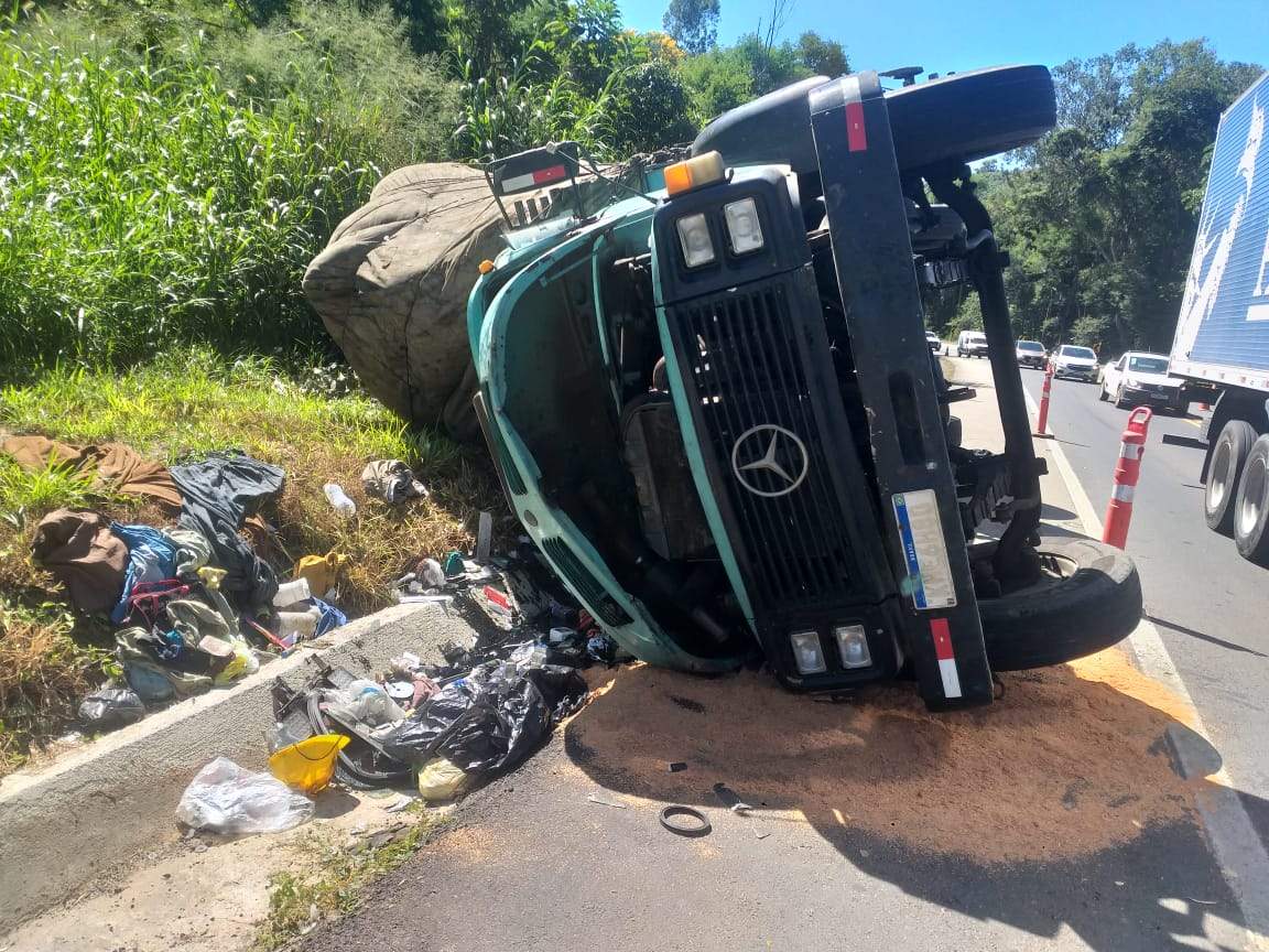 Caminhão tomba na BR-116; SAMU atende vários acidentes na região