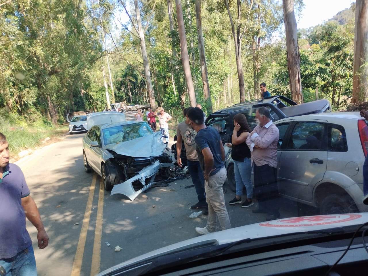 Cinco feridos em acidente envolvendo caminhão e quatro carros na MG-111