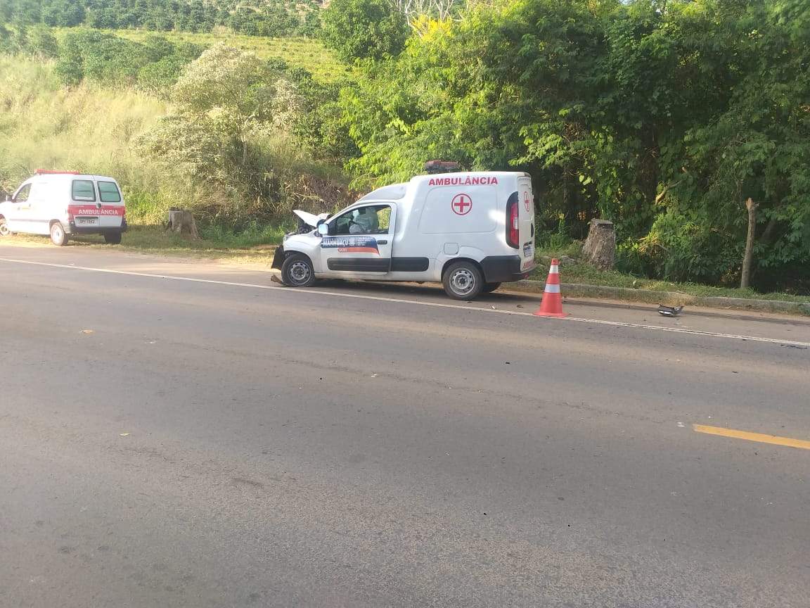 Motorista é arremessado em acidente envolvendo ambulância e Strada