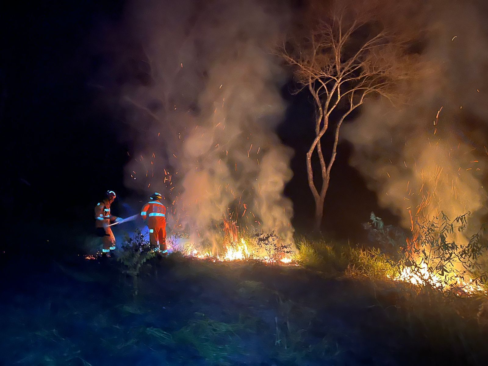 2ª Companhia do Corpo de Bombeiros Militar de Manhuaçu combate incêndios