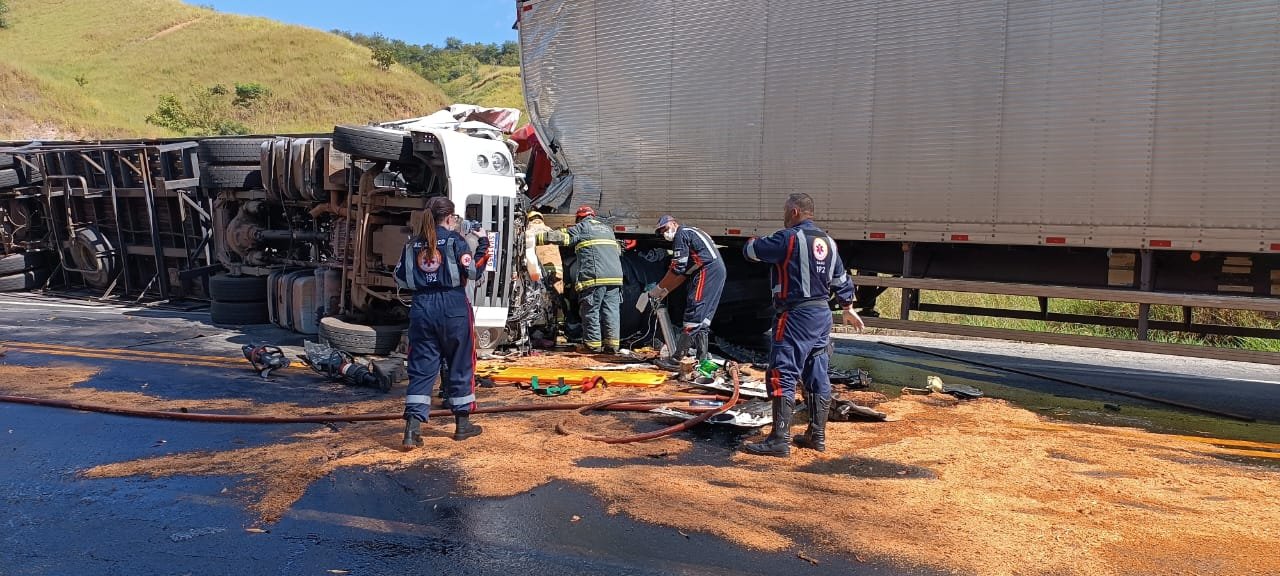 Caminhoneiro morre em acidente na BR-262, entre Reduto e Martins Soares