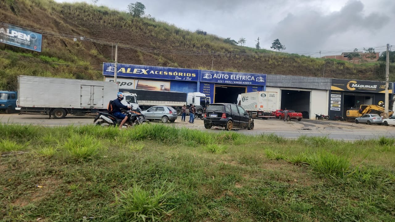 Colisão entre dois carros deixa feridos na BR-262, na Ponte da Aldeia